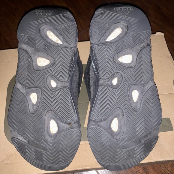 Adidas Yeezy V2 Vanta size 4.5 youth.  Used . **AUTHENTIC PAIR*** ! - Picture 3 of 5